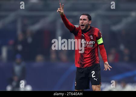 Milan, Italie. 07 novembre 2023. Davide Calabria de l'AC Milan geste lors du match de football de l'UEFA Champions League entre l'AC Milan et le Paris Saint-Germain FC au Stadio Giuseppe Meazza le 7 novembre 2023 à Milan, Italie . Crédit : Marco Canoniero/Alamy Live News Banque D'Images