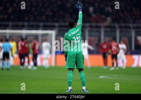 Milan, Italie. 07 novembre 2023. Mike Maignan de l'AC Milan fait des gestes lors du match de football de l'UEFA Champions League entre l'AC Milan et le Paris Saint-Germain FC au Stadio Giuseppe Meazza le 7 novembre 2023 à Milan, Italie . Crédit : Marco Canoniero/Alamy Live News Banque D'Images