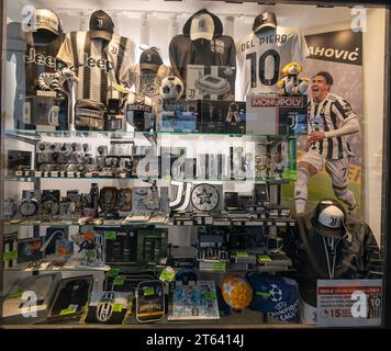 TURIN, ITALIE 11 AVRIL 2023 - le merchandising du club de football de la Juventus dans un magasin du centre de Turin (Turin), Italie Banque D'Images