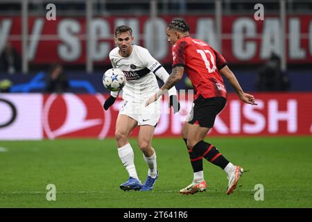 Fabian Ruiz (PSG) Noah Okafor (Milan) lors du match UEFA 'Champions League 2023 2024' entre le PSG Milan 2-1 au stade Giuseppe Meazza le 7 novembre 2023 à Milan, Italie. Crédit : Maurizio Borsari/AFLO/Alamy Live News Banque D'Images