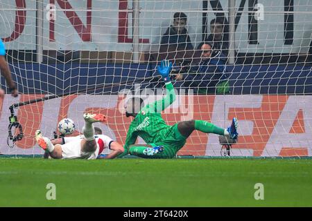 Mike Maignan (Milan) Milan Skriniar (PSG) il a marqué le premier but de son équipe lors du match de l'UEFA 'Champions League 2023 2024' entre le PSG Milan 2-1 au stade Giuseppe Meazza le 7 novembre 2023 à Milan, Italie. Crédit : Maurizio Borsari/AFLO/Alamy Live News Banque D'Images