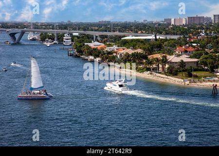 Fort Lauderdale, Floride - 10 juillet 2011 : voie navigable intercôtière animée et luxueuses maisons riches dans la ville tropicale de fort Lauderdale, Floride. Banque D'Images