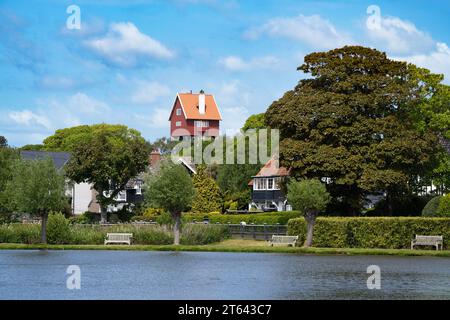 La célèbre maison dans les nuages donne sur le Meare au village de Thorpeness sur la côte du Suffolk UK Banque D'Images