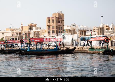 Émirats arabes Unis, Dubaï, 8 novembre 2023, la population locale voyage sur un abra, qui est comme un bateau-taxi à travers Dubaï vers les souks de l'autre côté de la crique.crédit : Keith Larby/Alamy Live News Banque D'Images