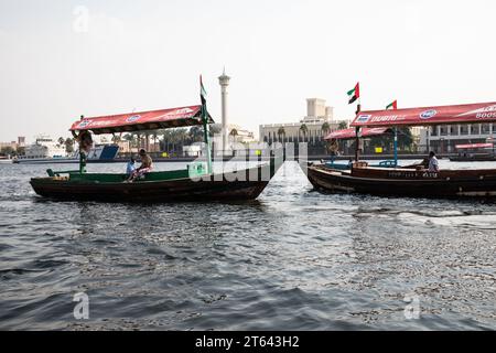 Émirats arabes Unis, Dubaï, 8 novembre 2023, la population locale voyage sur un abra, qui est comme un bateau-taxi à travers Dubaï vers les souks de l'autre côté de la crique.crédit : Keith Larby/Alamy Live News Banque D'Images