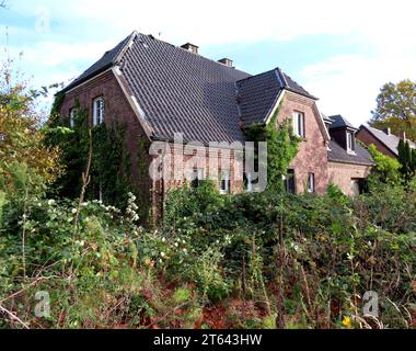 Seit Jahrzehnten fristet dieses Gebaeude ein fast schon maerchenhaftes Dasein - unberuehrt und unentwegt den Kraeften der Natur unterworfen. Lost place unbewohntes verlassenes Haus *** pendant des décennies, ce bâtiment a mené une existence presque féérique, intacte et constamment soumis aux forces de la nature Lost place inhabitée Maison abandonnée crédit : Imago / Alamy Live News Banque D'Images