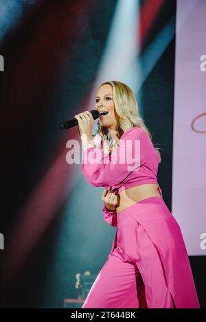 Zürich, Suisse. 28 octobre 2023. La chanteuse suisse Linda Fäh donne un concert live lors de la Die grosse Schlagerparty 2023 au Hallenstadion à Zürich. (Crédit photo : Gonzales photo - Tilman Jentzsch). Banque D'Images