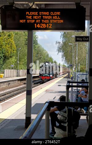 La locomotive à vapeur no 70000 « Britannia », préservée, amène un train d'excursion « Steam Dreams » au sud par la gare de Hildenborough dans le Kent, au Royaume-Uni Banque D'Images