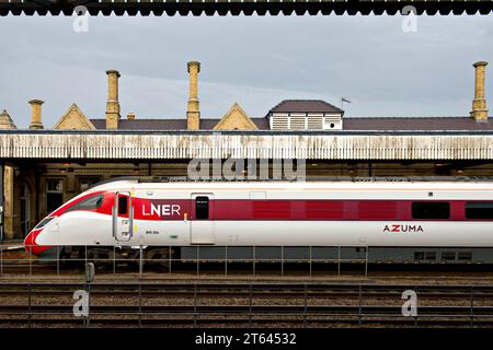 Un LNER Class 800 'Azuma' attend dans le quai 3 de la gare de Lincoln officiellement Lincoln Central, il a ouvert en 1848, et conserve de nombreuses caractéristiques originales Banque D'Images