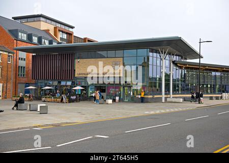 La gare routière de Lincoln, qui fait partie du Lincoln transport Hub et qui relie la gare de Lincoln à travers une place piétonne. Banque D'Images