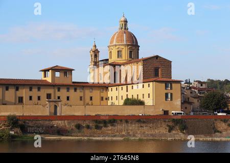 FLORENCE, ITALIE - SEP{TEMBER 18, 2018 : c'est le talus de la rivière Arno près de l'église baroque catholique San Frediano in Cestello (17e siècle Banque D'Images