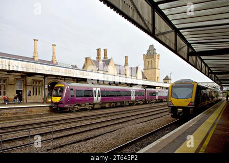 Gare de Lincoln avec une classe 170 TurboStar en attente sur le quai 3 et une classe 195 dmu en attente sur le quai Banque D'Images