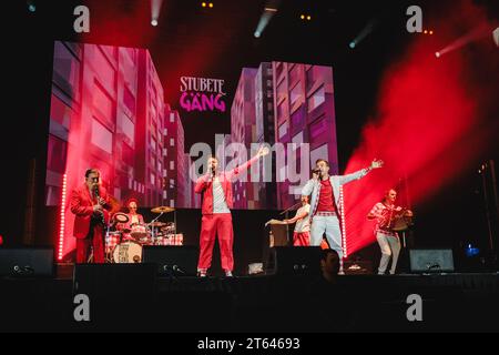 Zürich, Suisse. 28 octobre 2023. Le groupe suisse Stubete Gäng donne un concert live lors de la Die grosse Schlagerparty 2023 au Hallenstadion à Zürich. (Crédit photo : Gonzales photo - Tilman Jentzsch). Banque D'Images