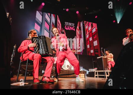 Zürich, Suisse. 28 octobre 2023. Le groupe suisse Stubete Gäng donne un concert live lors de la Die grosse Schlagerparty 2023 au Hallenstadion à Zürich. (Crédit photo : Gonzales photo - Tilman Jentzsch). Banque D'Images