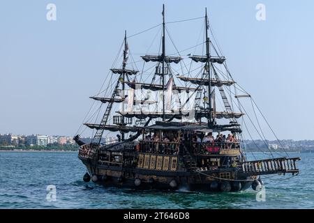 Thessalonique, Grèce - 22 septembre 2023 : vue d'un bateau pirate touristique lors d'une excursion pour les touristes à Thessalonique Grèce Banque D'Images