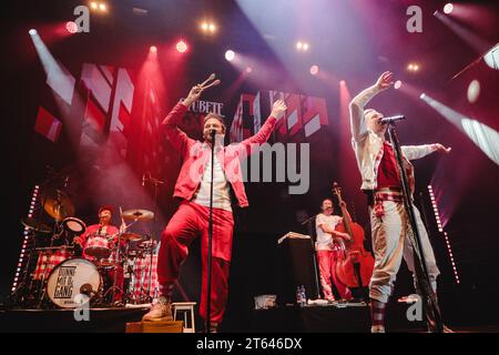 Zürich, Suisse. 28 octobre 2023. Le groupe suisse Stubete Gäng donne un concert live lors de la Die grosse Schlagerparty 2023 au Hallenstadion à Zürich. (Crédit photo : Gonzales photo - Tilman Jentzsch). Banque D'Images