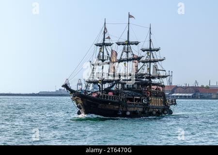 Thessalonique, Grèce - 22 septembre 2023 : vue d'un bateau pirate touristique lors d'une excursion pour les touristes à Thessalonique Grèce Banque D'Images