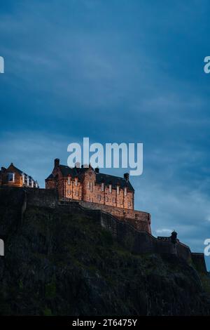 Paysage pittoresque avec bâtiment ancien et architecture historique contre ciel bleu - Château d'Édimbourg Banque D'Images