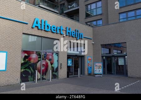 DENDERMONDE, BELGIQUE ; 8 NOVEMBRE 2023 : vue extérieure d'un supermarché Albert Heijn en Flandre. C'est la plus grande chaîne de supermarchés des pays-Bas Banque D'Images