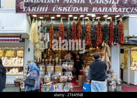 Istanbul, Turquie, Une boutique avec des épices dans Uskudar neigthborhood d'Istanbul, Editorial. Banque D'Images