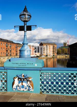 Lampadaire et armoiries de Leeds sur Leeds Bridge au-dessus de la rivière aire Leeds West Yorkshire Angleterre Banque D'Images