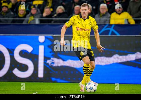 Dortmund, Allemagne. 07 novembre 2023. DORTMUND, ALLEMAGNE - 7 NOVEMBRE : Julian Ryerson du Borussia Dortmund dribble avec le ballon lors du match de l'UEFA Champions League Group F entre le Borussia Dortmund et le Newcastle United FC au signal Iduna Park le 7 novembre 2023 à Dortmund, Allemagne (photo de Rene Nijhuis/BSR Agency) crédit : Agence BSR/Alamy Live News Banque D'Images