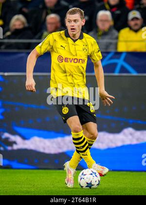 Dortmund, Allemagne. 07 novembre 2023. DORTMUND, ALLEMAGNE - 7 NOVEMBRE : Julian Ryerson du Borussia Dortmund dribble avec le ballon lors du match de l'UEFA Champions League Group F entre le Borussia Dortmund et le Newcastle United FC au signal Iduna Park le 7 novembre 2023 à Dortmund, Allemagne (photo de Rene Nijhuis/BSR Agency) crédit : Agence BSR/Alamy Live News Banque D'Images