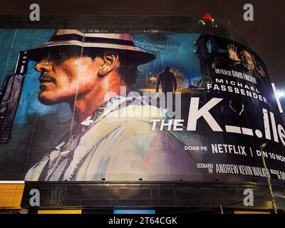 Le Killer Netflix affiche de film avec Michael Fassbender réalisé par David Fincher bannière de rue géante avec des titres roumains à Bucarest. Banque D'Images