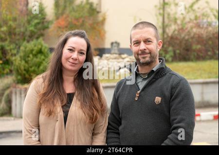 Albstadt, Allemagne. 08 novembre 2023. Ellen Weinmann et Florian Düsterwald du service d'enterrement des animaux de Schönhalde regardent dans l'appareil photo du photographe. L'église funéraire des animaux doit ouvrir à Albstadt-Pfeffingen en décembre. C'est la première église funéraire pour animaux en Allemagne. Crédit : Silas Stein/dpa/Alamy Live News Banque D'Images