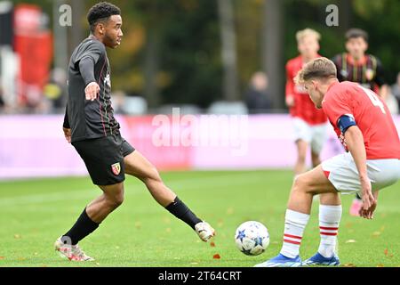 Eindhoven, pays-Bas. 08 novembre 2023. Mathessende Baud-Banaga (8) du RC Lens photographié en duel avec Wessel Kuhn (4) du PSV lors du match de la 4e journée de l'UEFA Youth League dans le groupe B lors de la saison 2023-2024 entre les équipes de jeunes moins de 19 ans du PSV Eindhoven et le Racing Club de Lens le 8 novembre 2023 à Eindhoven, pays-Bas. (Photo de David Catry/Isosport) crédit : Sportpix/Alamy Live News Banque D'Images