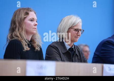 Kathrin Deschauer, Sprecherin Auswäritiges AMT, Christiane Hoffmann, Erste Stellvertretende Sprecherin der Bundesregierung, Regierungspressekonferenz zur aktuellen politischen Lage in Deutschland und der Welt, 08.11.2023, Haus der Bundespressekonferenz, Berlin, Allemagne *** Kathrin Deschauer of the Federal Foreign Office of the Federal Foreign Office of Hoffmann, Hoffmann Conférence de presse gouvernementale sur la situation politique actuelle en Allemagne et dans le monde, 08 11 2023, Haus der Bundespressekonferenz, Berlin, Allemagne kreativmedia pkbundesregierung081120 Banque D'Images