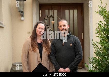 Albstadt, Allemagne. 08 novembre 2023. Ellen Weinmann et Florian Düsterwald de Tierbestattung Schönhalde regardent la caméra. L'église funéraire des animaux doit ouvrir à Albstadt-Pfeffingen en décembre. C'est la première église funéraire pour animaux en Allemagne. Crédit : Silas Stein/dpa/Alamy Live News Banque D'Images