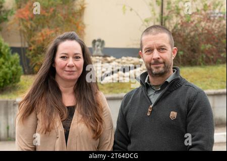 Albstadt, Allemagne. 08 novembre 2023. Ellen Weinmann et Florian Düsterwald de Tierbestattung Schönhalde regardent la caméra. L'église funéraire des animaux doit ouvrir à Albstadt-Pfeffingen en décembre. C'est la première église funéraire pour animaux en Allemagne. Crédit : Silas Stein/dpa/Alamy Live News Banque D'Images