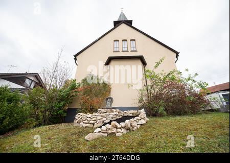 Albstadt, Allemagne. 08 novembre 2023. Photo extérieure de St. L'église de Paul sur le site de sépulture pour animaux de compagnie de Schönhalde. L'église funéraire des animaux doit ouvrir à Albstadt-Pfeffingen en décembre. C'est la première église funéraire pour animaux en Allemagne. Crédit : Silas Stein/dpa/Alamy Live News Banque D'Images