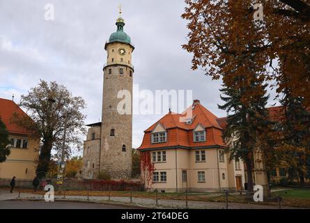Arnstadt 30.10.2023, Arnstadt, Turm der Schlossruine Neideck, rechts die Auslaenderbehoerde am Schlossplatz *** Arnstadt 30 10 2023, Arnstadt, tour des ruines du château Neideck, à droite le bureau de l'immigration sur la place du château crédit : Imago/Alamy Live News Banque D'Images