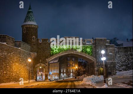 Porte Saint-Jean, décorations des fêtes d'hiver de Noël, Vieux-Québec, Canada Banque D'Images