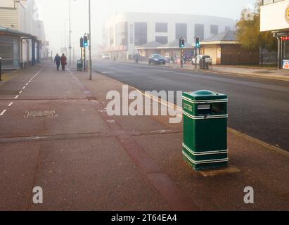 Poubelle sur la route principale en bord de mer de Skegness tôt un matin d'automne Banque D'Images