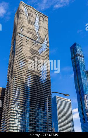 Radisson Blu Aqua Hotel und Wanda Vista Tower. Le St. Regis Chicago (anciennement Vista Tower, Wanda Vista Tower, anciennement 375 E. Wacker) est un gratte-ciel de Chicago. Le bâtiment est situé sur East Wacker Drive, à l'extrémité nord du Chicago Loop. Chicago, États-Unis Banque D'Images