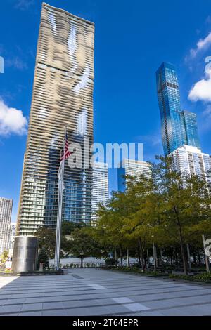 Radisson Blu Aqua Hotel und Wanda Vista Tower. Le St. Regis Chicago (anciennement Vista Tower, Wanda Vista Tower, anciennement 375 E. Wacker) est un gratte-ciel de Chicago. Le bâtiment est situé sur East Wacker Drive, à l'extrémité nord du Chicago Loop. Chicago, États-Unis Banque D'Images