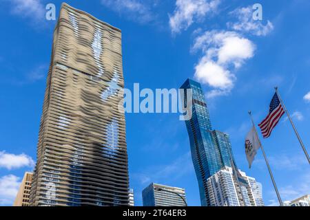 Radisson Blu Aqua Hotel und Wanda Vista Tower. Le St. Regis Chicago (anciennement Vista Tower, Wanda Vista Tower, anciennement 375 E. Wacker) est un gratte-ciel de Chicago. Le bâtiment est situé sur East Wacker Drive, à l'extrémité nord du Chicago Loop. Chicago, États-Unis Banque D'Images