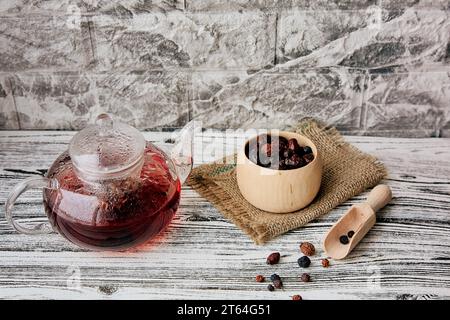 Rosehip bio, myrtille, chairelle rouge, thé aux herbes aux canneberges. Thé vitaminé, immunostimulant. Banque D'Images