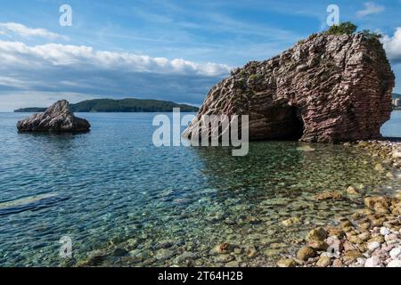 Vue ouest le long de la côte Adriatique vers l'île de Sveti Nikola, Budva, Monténégro Banque D'Images