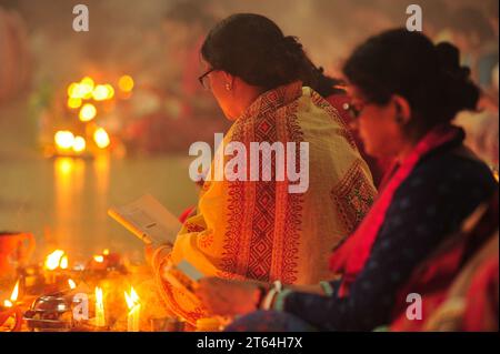 07 novembre 2023 Sylhet-Bangladesh : les dévots hindous s'assoient ensemble sur le sol d'un temple pour observer le festival Rakher Upobash dans le temple Loknath à Sylhet, Bangladesh. Lokenath Brahmachari qui est appelé Baba Lokenath était un saint hindou du 18e siècle et philosophe au Bengale. Le 07 novembre 2023 Sylhet, Bangladesh (photo de MD Rafayat Haque Khan/Eyepix Group/Sipa USA) Banque D'Images