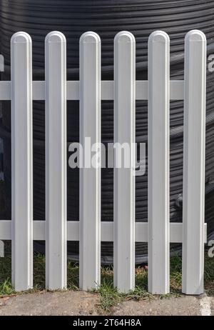 Segment de clôture de piquet en plastique blanc pour la cour de maison traditionnelle Banque D'Images