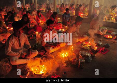 07 novembre 2023 Sylhet-Bangladesh : les dévots hindous s'assoient ensemble sur le sol d'un temple pour observer le festival Rakher Upobash dans le temple Loknath à Sylhet, Bangladesh. Lokenath Brahmachari qui est appelé Baba Lokenath était un saint hindou du 18e siècle et philosophe au Bengale. Le 07 novembre 2023 Sylhet, Bangladesh (photo de MD Rafayat Haque Khan/Eyepix Group/Sipa USA) Banque D'Images