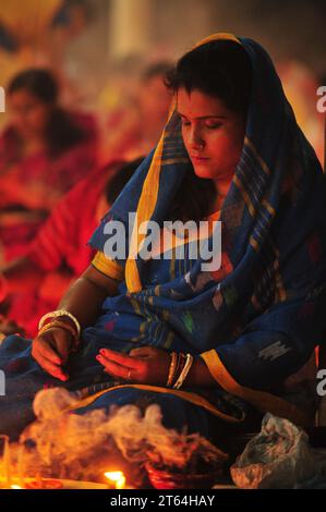 07 novembre 2023 Sylhet-Bangladesh : les dévots hindous s'assoient ensemble sur le sol d'un temple pour observer le festival Rakher Upobash dans le temple Loknath à Sylhet, Bangladesh. Lokenath Brahmachari qui est appelé Baba Lokenath était un saint hindou du 18e siècle et philosophe au Bengale. Le 07 novembre 2023 Sylhet, Bangladesh (photo de MD Rafayat Haque Khan/Eyepix Group/Sipa USA) Banque D'Images