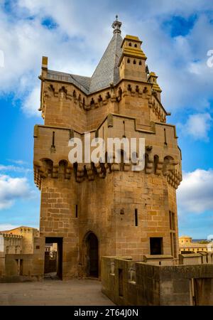 Photo verticale de la tour médiévale des trois couronnes du palais ou château Olite en Navarre, Espagne Banque D'Images