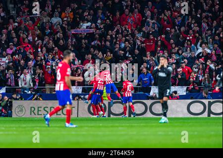 Madrid, Espagne. 07 novembre 2023. Les joueurs de l'Atletico Madrid (de gauche à droite) Jorge Resurreccion Merodio (Koke), Pablo Riquelme, Axel Witsel et Angel Correa célèbrent un but lors du match de football de l'UEFA Champions League entre l'Atletico Madrid et le Celtic joué au stade Civitas Metropolitano. Atletico Madrid 6 : 0 Celtique. (Photo Alberto Gardin/SOPA Images/Sipa USA) crédit : SIPA USA/Alamy Live News Banque D'Images