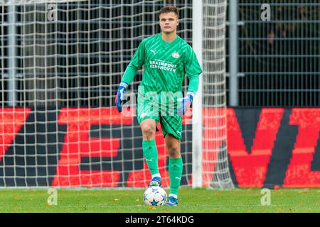 Eindhoven, pays-Bas. 08 novembre 2023. EINDHOVEN, PAYS-BAS - 8 NOVEMBRE : Roy Steur du PSV Eindhoven lors du match de l'UEFA Youth League entre le PSV Eindhoven et le RC Lens au PSV Campus de Herdgang le 8 novembre 2023 à Eindhoven, aux pays-Bas. (Photo Joris Verwijst/ Orange Pictures) crédit : Orange pics BV/Alamy Live News Banque D'Images