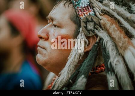 03 juillet 2015 Chanchamayo, Pérou. Groupe d'Ashininkas natifs accueillent les touristes dans leur village. Banque D'Images